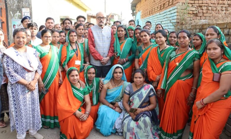 राज्यपाल रमेन डेका ने सकरेली (बा) पहुंचकर प्रधामंत्री आवास योजना के कार्यों का किया औचक निरिक्षण राज्यपाल रमेन डेका ने सकरेली (बा) पहुंचकर प्रधामंत्री आवास योजना के कार्यों का किया औचक निरिक्षण kshititech