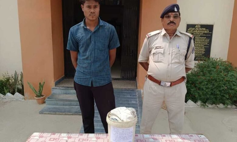 बरपालीकला गांव से महुआ शराब बेचने वाला आरोपी गिरफ्तार, 6 लीटर महुआ शराब जब्त बरपालीकला गांव से महुआ शराब बेचने वाला आरोपी गिरफ्तार, 6 लीटर महुआ शराब जब्त kshititech