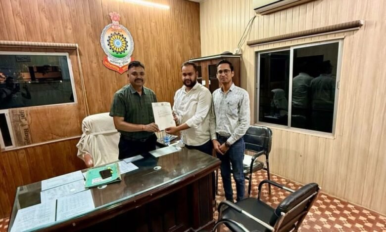 सक्ती शहर में हो रही चोरियों पर युवा मोर्चा जिला उपाध्यक्ष चिराग अग्रवाल ने थाना प्रभारी को सौपा ज्ञापन सक्ती शहर में हो रही चोरियों पर युवा मोर्चा जिला उपाध्यक्ष चिराग अग्रवाल ने थाना प्रभारी को सौपा ज्ञापन kshititech