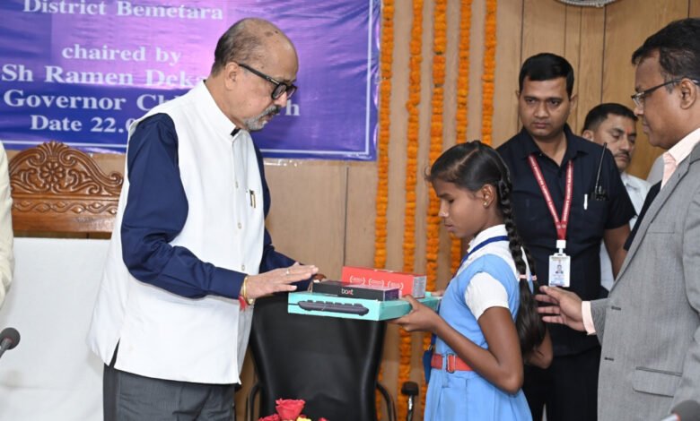 राज्यपाल रमेन डेका ने बेमेतरा में दृष्टिबाधित बच्चों को स्मार्टफोन और कैंसर पीड़ित महिला को आर्थिक सहायता प्रदान की राज्यपाल रमेन डेका ने बेमेतरा में दृष्टिबाधित बच्चों को स्मार्टफोन और कैंसर पीड़ित महिला को आर्थिक सहायता प्रदान की kshititech