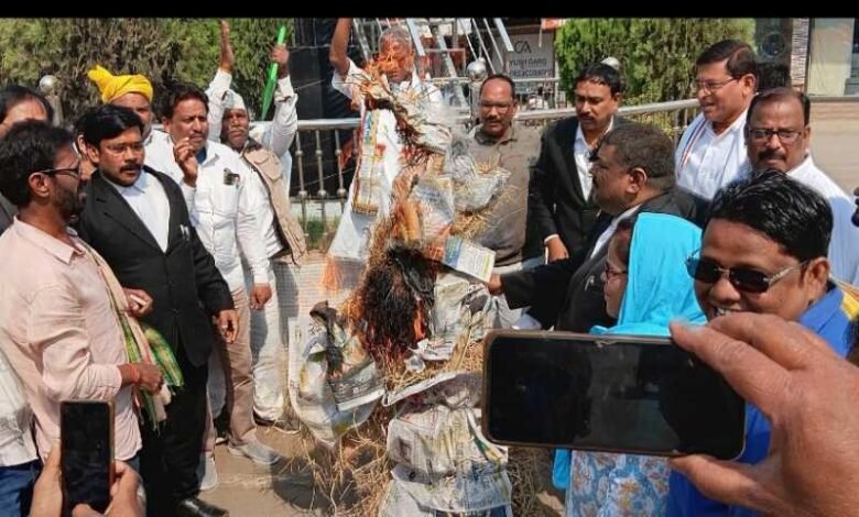 कांग्रेसियों ने केंद्र तथा राज्य में भाजपा सरकार का किया पुतला दहन लगाए विरोध में नारे कांग्रेसियों ने केंद्र तथा राज्य में भाजपा सरकार का किया पुतला दहन लगाए विरोध में नारे kshititech