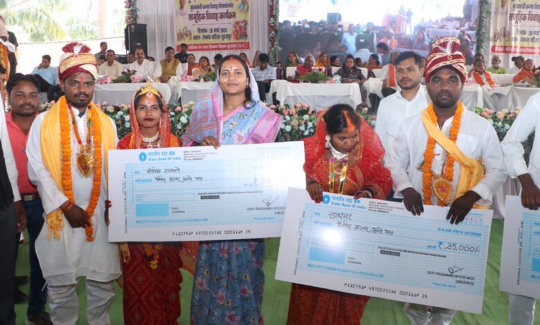 200 जोड़ें दाम्पत्य बंधन में बंधे, मंत्री लक्ष्मी राजवाड़े ने दिया आशीर्वाद 200 जोड़ें दाम्पत्य बंधन में बंधे, मंत्री लक्ष्मी राजवाड़े ने दिया आशीर्वाद kshititech