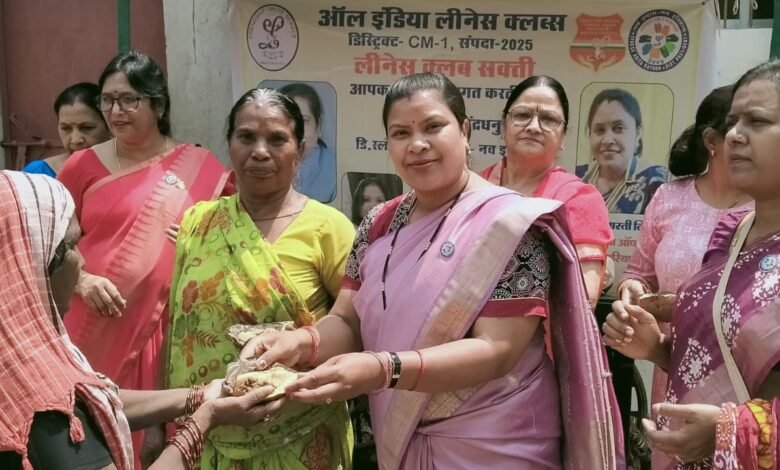 डिस्ट्रिक्ट चेयरपर्सन लीनेस मंजू जायसवाल ने जरूरतमंदों को कराया भोजन डिस्ट्रिक्ट चेयरपर्सन लीनेस मंजू जायसवाल ने जरूरतमंदों को कराया भोजन kshititech
