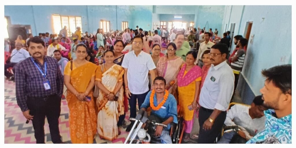 सांसद कमलेश जांगड़े एवं नगर पालिका अध्यक्ष श्याम सुंदर ने अपने कर कमलो से हितग्राहियों को प्रदान किया कृत्रिम अंग सांसद कमलेश जांगड़े एवं नगर पालिका अध्यक्ष श्याम सुंदर ने अपने कर कमलो से हितग्राहियों को प्रदान किया कृत्रिम अंग kshititech