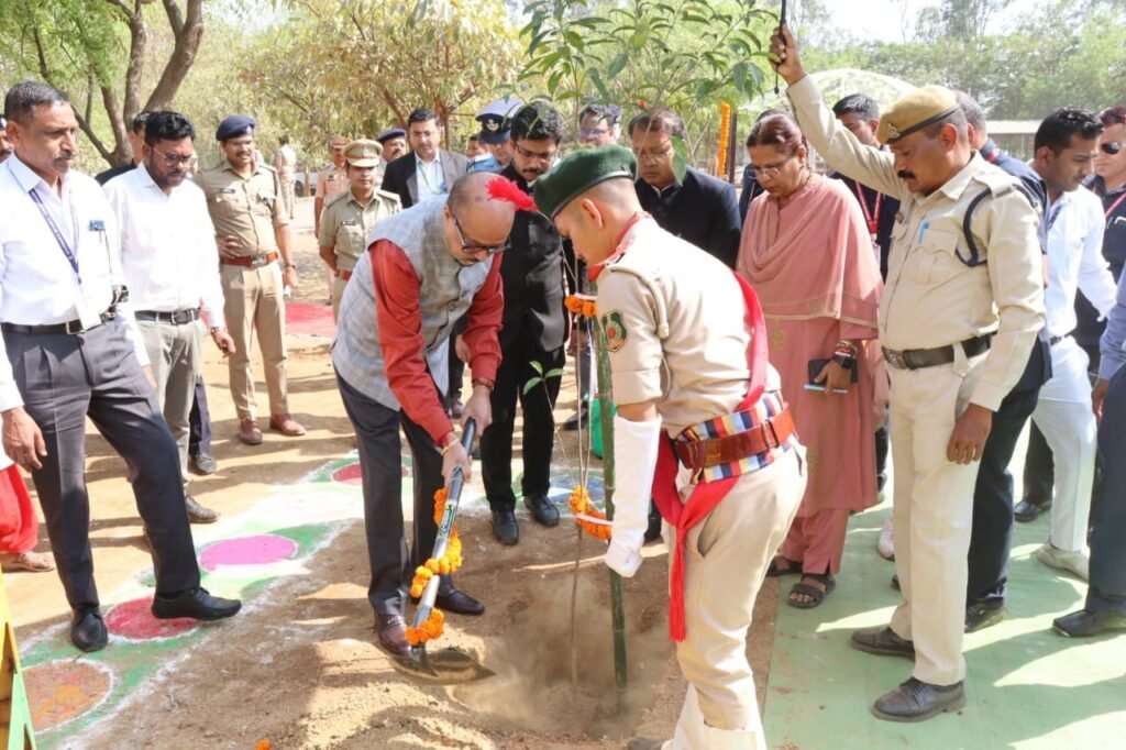 राज्यपाल श्री रमेन डेका पहुंचे नवगठित जिला सक्ती, कलेक्टर-एसपी ने किया स्वागत राज्यपाल श्री रमेन डेका पहुंचे नवगठित जिला सक्ती, कलेक्टर-एसपी ने किया स्वागत kshititech