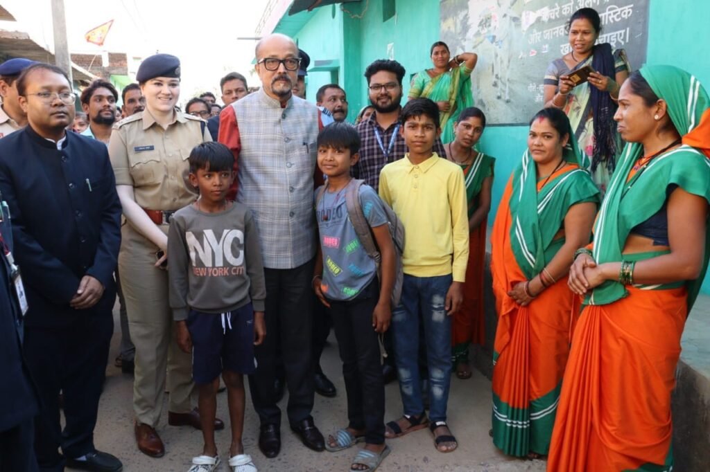 राज्यपाल रमेन डेका ने सकरेली (बा) पहुंचकर प्रधामंत्री आवास योजना के कार्यों का किया औचक निरिक्षण राज्यपाल रमेन डेका ने सकरेली (बा) पहुंचकर प्रधामंत्री आवास योजना के कार्यों का किया औचक निरिक्षण kshititech