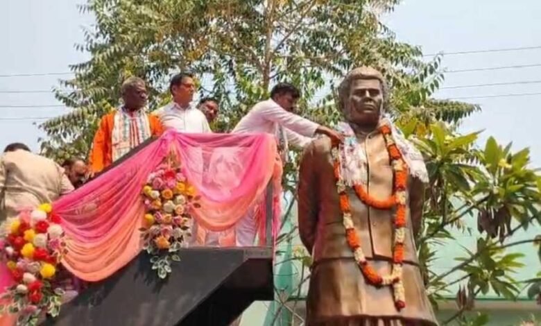 स्व. बिसाहू दास महन्त की 101वीं जयंती पर बिसाहू दास महन्त उद्यान में श्रद्धांजलि अर्पित किया गया स्व. बिसाहू दास महन्त की 101वीं जयंती पर बिसाहू दास महन्त उद्यान में श्रद्धांजलि अर्पित किया गया kshititech