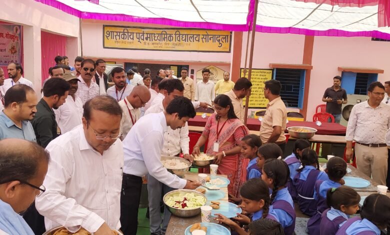 न्योता भोज कार्यक्रम में शामिल हुए कलेक्टर एवं जिला पंचायत सीईओ न्योता भोज कार्यक्रम में शामिल हुए कलेक्टर एवं जिला पंचायत सीईओ kshititech