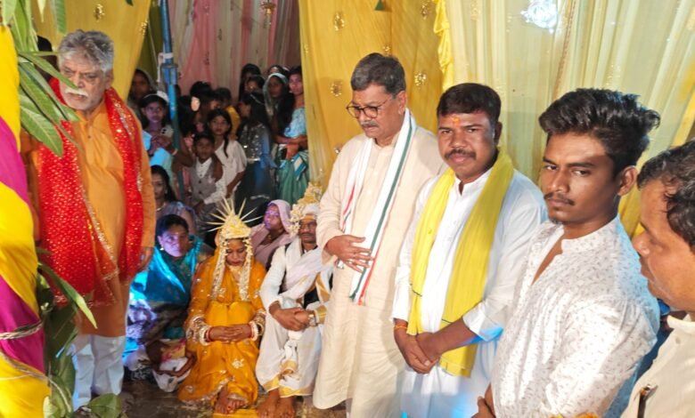 देवी दर्शन एवं वर वधु को आशीर्वाद दिया डॉ महन्त ने देवी दर्शन एवं वर वधु को आशीर्वाद दिया डॉ महन्त ने kshititech