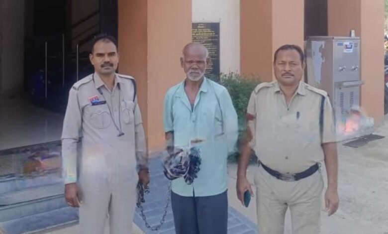हंसिया से पत्नी के गले को काटकर हत्या करने वाला आरोपी पति गिरफ्तार<br> हंसिया से पत्नी के गले को काटकर हत्या करने वाला आरोपी पति गिरफ्तार<br> kshititech