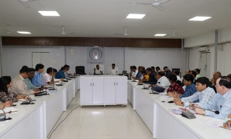 कलेक्टर ने राजस्व अधिकारियों की ली समीक्षा बैठक कलेक्टर ने राजस्व अधिकारियों की ली समीक्षा बैठक kshititech