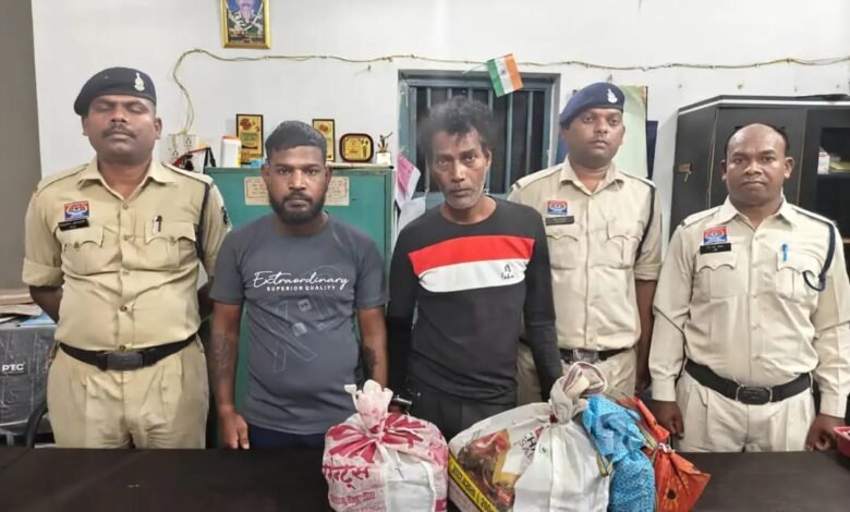 नशीली सिरप की तस्करी का भंडाफोड़, दो तस्कर गिरफ्तार, 19 हजार रुपये की 100 सिरप बोतलें जब्त नशीली सिरप की तस्करी का भंडाफोड़, दो तस्कर गिरफ्तार, 19 हजार रुपये की 100 सिरप बोतलें जब्त kshititech
