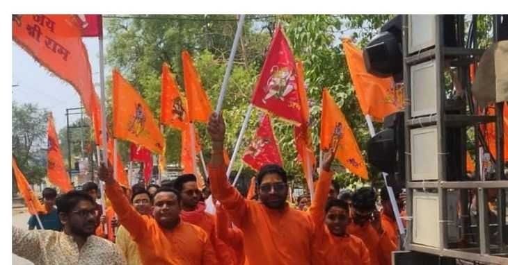बजरंग बली के मंदिरों में सुबह से ही दर्शन के लिए लगीं लंबी कतारें बजरंग बली के मंदिरों में सुबह से ही दर्शन के लिए लगीं लंबी कतारें kshititech