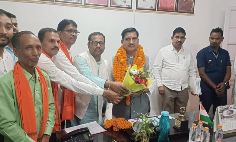 केंद्रीय मंत्री तोखन साहू से मिले रेल संघर्ष समिति बिर्रा के प्रतिनिधि मंडल केंद्रीय मंत्री तोखन साहू से मिले रेल संघर्ष समिति बिर्रा के प्रतिनिधि मंडल kshititech
