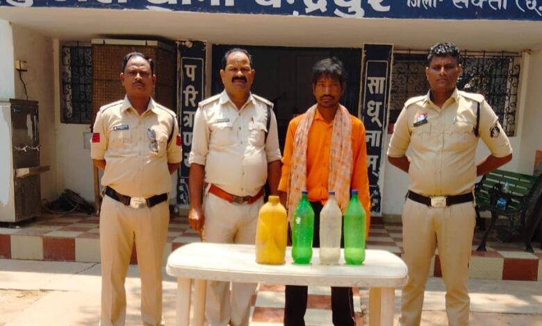 11 लीटर कच्ची महुआ शराब के साथ आरोपी गिरफ्तार 11 लीटर कच्ची महुआ शराब के साथ आरोपी गिरफ्तार kshititech