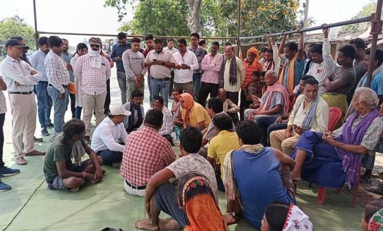 किसानों द्वारा सक्ती से टुण्ड्री रायगढ़ सड़क मार्ग में चक्का जाम कर मुआवजे की मांग किसानों द्वारा सक्ती से टुण्ड्री रायगढ़ सड़क मार्ग में चक्का जाम कर मुआवजे की मांग kshititech