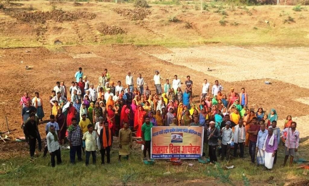 रोजगार दिवस के अवसर पर ग्रामीणों ने जाना अपने अधिकार रोजगार दिवस के अवसर पर ग्रामीणों ने जाना अपने अधिकार kshititech