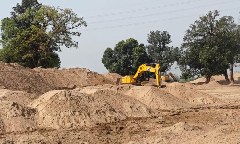 सिलादेही,गतवा में नेता चैन माउंटेन लगा कर कर रहे रेत का अवैध उत्खनन,परिवहन और भंडारण सिलादेही,गतवा में नेता चैन माउंटेन लगा कर कर रहे रेत का अवैध उत्खनन,परिवहन और भंडारण kshititech