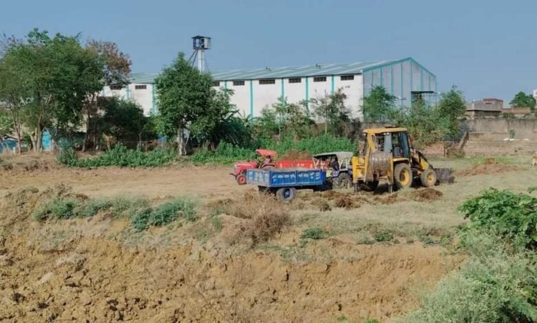 सक्ती में शासकीय तालाब से खुलेआम हो रहा अवैध उत्खनन सक्ती में शासकीय तालाब से खुलेआम हो रहा अवैध उत्खनन kshititech