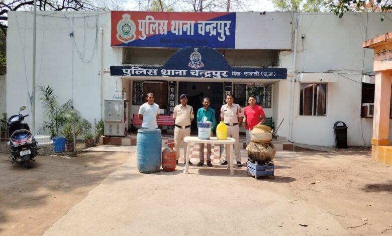25 लीटर कच्ची महुआ शराब एवं शराब बनाने के सामान सहित आरोपी गिरफ्तार 25 लीटर कच्ची महुआ शराब एवं शराब बनाने के सामान सहित आरोपी गिरफ्तार kshititech