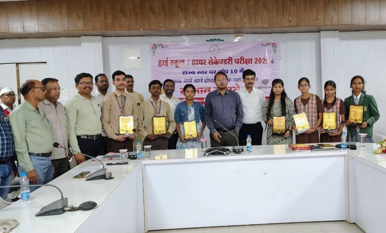 कलेक्टर ने कक्षा 10वीं और 12वीं के टॉप–10 में शामिल विद्यार्थियों को किया सम्मानित कलेक्टर ने कक्षा 10वीं और 12वीं के टॉप–10 में शामिल विद्यार्थियों को किया सम्मानित kshititech