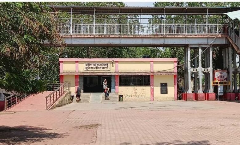 रेल्वे टिकट लेने के लिए चिलचिलाती धूप मे यात्रियों को जाना पड़ता है रेल्वे टिकट लेने के लिए चिलचिलाती धूप मे यात्रियों को जाना पड़ता है kshititech