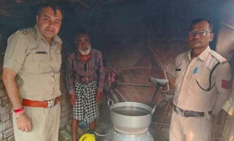 आबकारी वृत्त मालखरौद में चढ़ी भट्ठी में महुआ शराब बनाते शराब कारोबारी गिरफ्तार आबकारी वृत्त मालखरौद में चढ़ी भट्ठी में महुआ शराब बनाते शराब कारोबारी गिरफ्तार kshititech