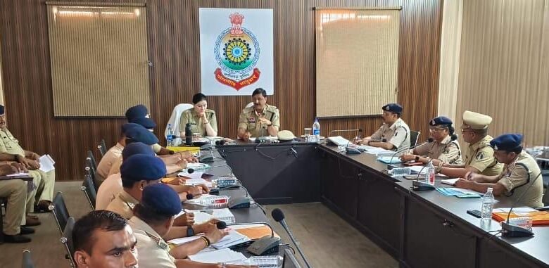 बिलासपुर रेंज के आईजी डॉ. संजीव शुक्ला की सक्ती जिले के पुलिस अधिकारियों के साथ समीक्षा बैठक बिलासपुर रेंज के आईजी डॉ. संजीव शुक्ला की सक्ती जिले के पुलिस अधिकारियों के साथ समीक्षा बैठक kshititech