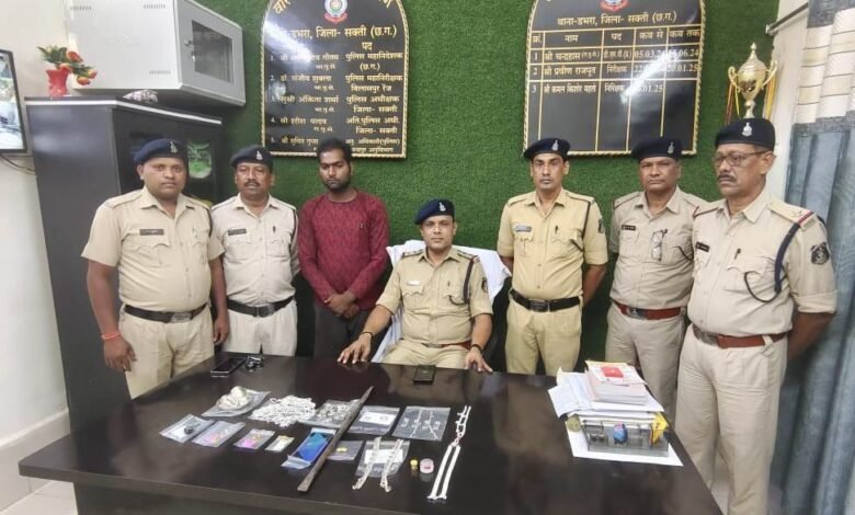 सोने चांदी आभूषण एवं अन्य कीमती सामान सहित लखपति चोर गिरफ्तार सोने चांदी आभूषण एवं अन्य कीमती सामान सहित लखपति चोर गिरफ्तार kshititech