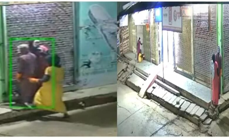 ज्वेलरी शॉप का लॉक तोड़कर चोरी, फिर बोरी में गहने भरकर भागे गाउन-मुखौटा वाले चोर ज्वेलरी शॉप का लॉक तोड़कर चोरी, फिर बोरी में गहने भरकर भागे गाउन-मुखौटा वाले चोर kshititech
