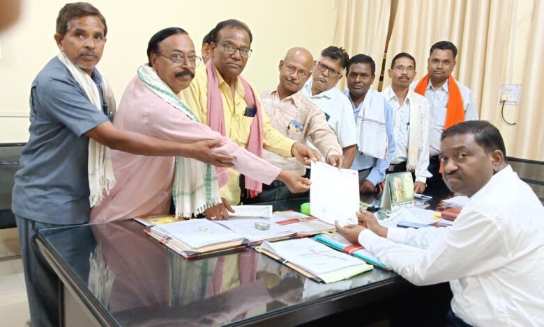 भारतीय किसान संघ ने कलेक्टर सक्ति से मिलकर मुख्यमंत्री साय के नाम सौपा ज्ञापन भारतीय किसान संघ ने कलेक्टर सक्ति से मिलकर मुख्यमंत्री साय के नाम सौपा ज्ञापन kshititech
