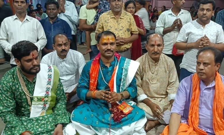 श्री सिद्ध हनुमान मंदिर के १०६ वीं महाआरती में पंडित रजनीश पांडे हुए शामिल श्री सिद्ध हनुमान मंदिर के १०६ वीं महाआरती में पंडित रजनीश पांडे हुए शामिल kshititech