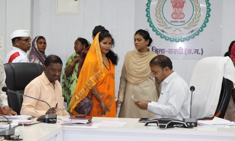 कलेक्टर ने जनदर्शन में सुनी आमजनों की विभिन्न समस्याएं कलेक्टर ने जनदर्शन में सुनी आमजनों की विभिन्न समस्याएं kshititech