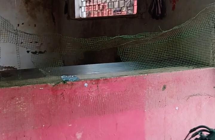 जबरन दुकान खाली कराई लाइसेंसी चखना सेंटर संचालक से जबरन दुकान खाली कराई लाइसेंसी चखना सेंटर संचालक से kshititech