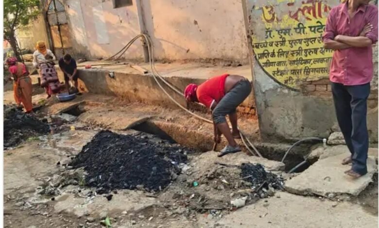 टेमर में बरसात से पहले नालियों की सफाई शुरू टेमर में बरसात से पहले नालियों की सफाई शुरू kshititech