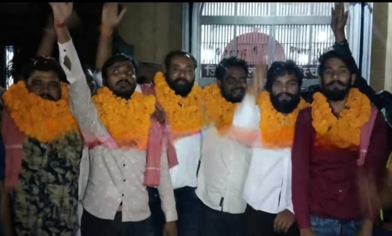 छत्तीसगढ़िया क्रांति सेना के छह पदाधिकारी एवं सदस्यों को लूटपाट कर उगाही करने के आरोप मे 7-7 साल की सश्रम कारावास की सजा छत्तीसगढ़िया क्रांति सेना के छह पदाधिकारी एवं सदस्यों को लूटपाट कर उगाही करने के आरोप मे 7-7 साल की सश्रम कारावास की सजा kshititech