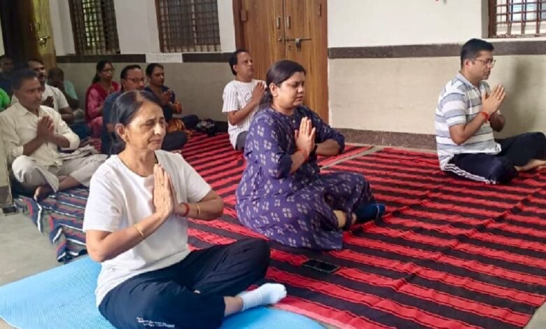 योगासन के नियमित अभ्यास से तन मन होता है तंदुरुस्त योगासन के नियमित अभ्यास से तन मन होता है तंदुरुस्त kshititech
