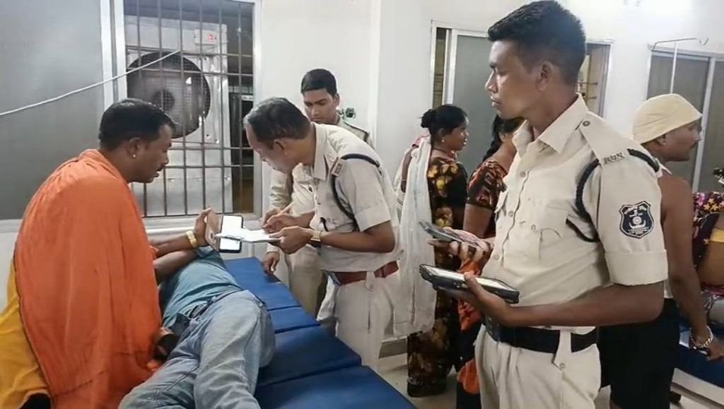 क्षतिग्रस्त सड़क पर अनियंत्रित होकर पलटी पिकअप: 12 लोग घायल क्षतिग्रस्त सड़क पर अनियंत्रित होकर पलटी पिकअप: 12 लोग घायल kshititech
