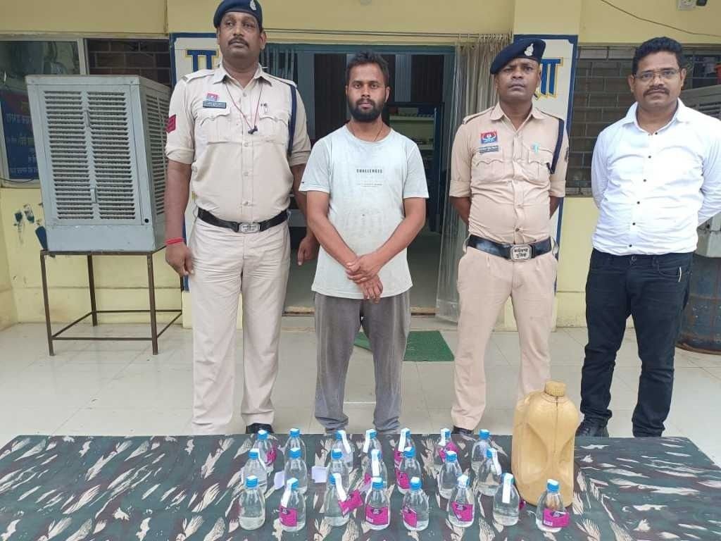 23 पाव देशी प्लेन शराब और 5 लीटर महुआ शराब के साथ आरोपी गिरफ्तार 23 पाव देशी प्लेन शराब और 5 लीटर महुआ शराब के साथ आरोपी गिरफ्तार kshititech