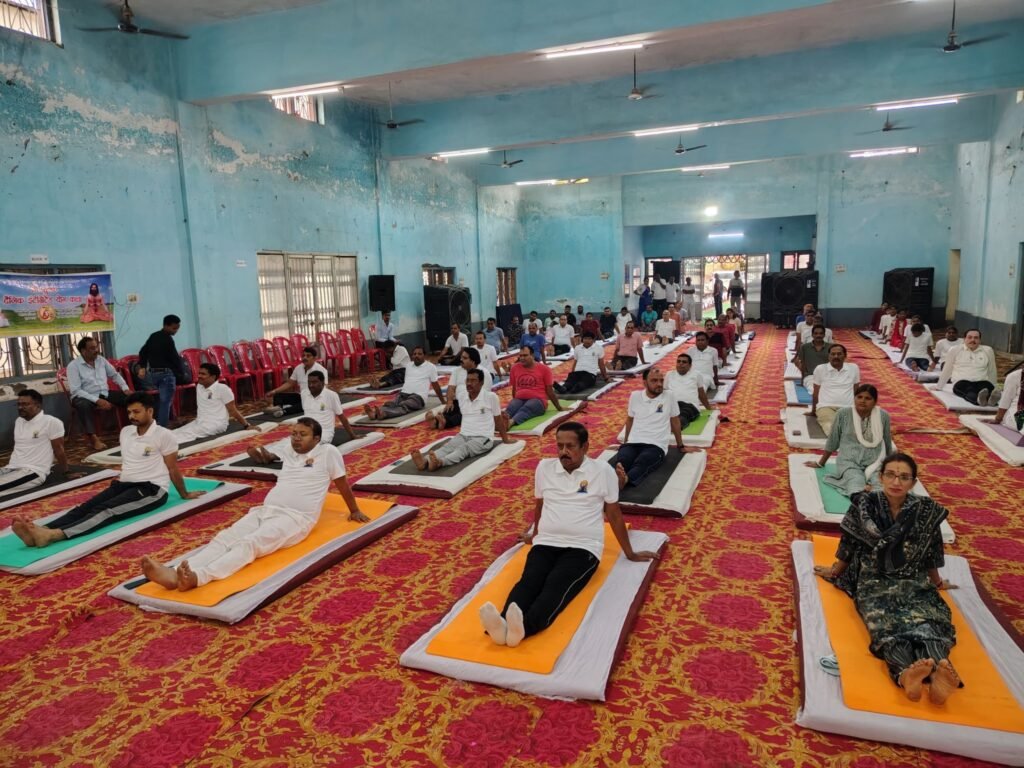 अंतर्राष्ट्रीय योग दिवस के अवसर पर सामुदायिक भवन सक्ती में सामूहिक योगाभ्यास किया गया अंतर्राष्ट्रीय योग दिवस के अवसर पर सामुदायिक भवन सक्ती में सामूहिक योगाभ्यास किया गया kshititech