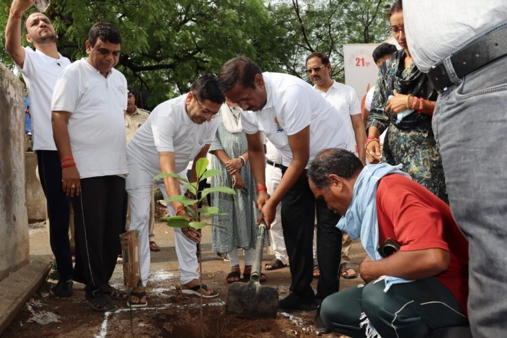 अंतर्राष्ट्रीय योग दिवस के अवसर पर सामुदायिक भवन सक्ती में सामूहिक योगाभ्यास किया गया अंतर्राष्ट्रीय योग दिवस के अवसर पर सामुदायिक भवन सक्ती में सामूहिक योगाभ्यास किया गया kshititech