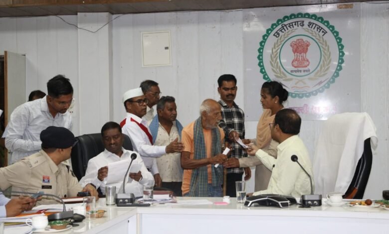 कलेक्टर ने जनदर्शन में सुनी आमजनों की विभिन्न समस्याएं कलेक्टर ने जनदर्शन में सुनी आमजनों की विभिन्न समस्याएं kshititech