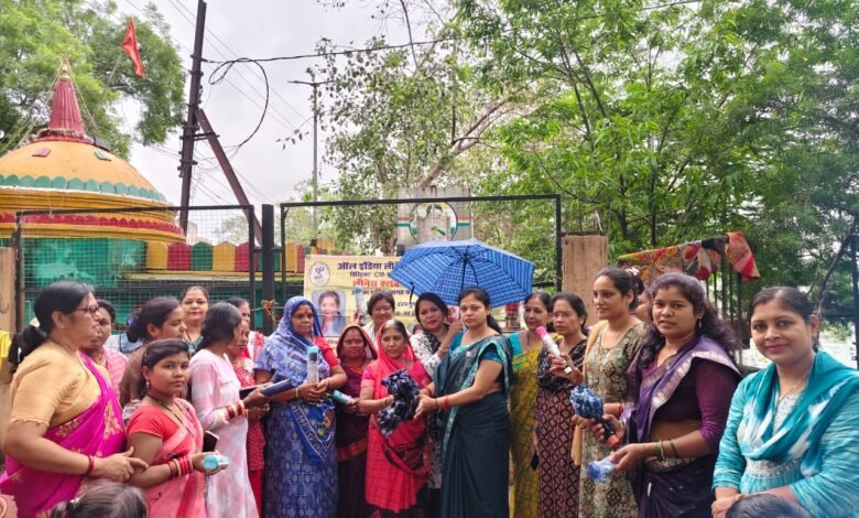 लीनेस चेयरपर्सन ने छाता का किया वितरण लीनेस चेयरपर्सन ने छाता का किया वितरण kshititech