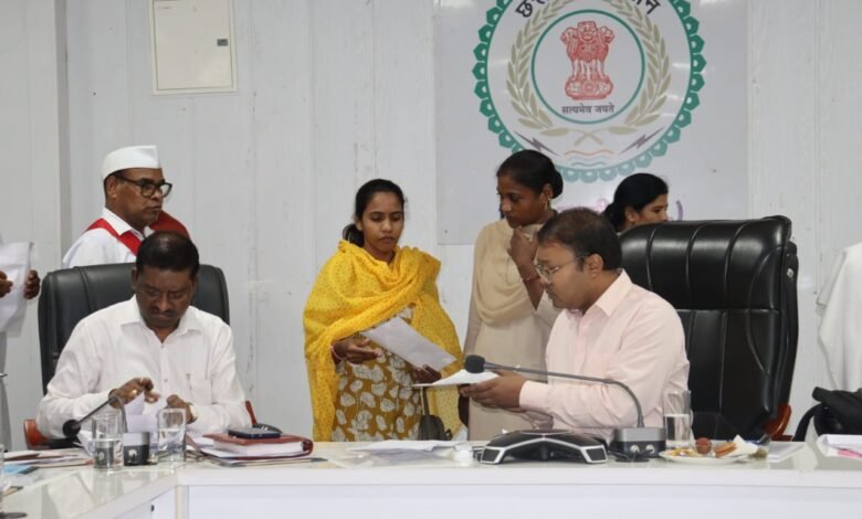 कलेक्टर ने जनदर्शन में सुनी आमजनों की विभिन्न समस्याएं कलेक्टर ने जनदर्शन में सुनी आमजनों की विभिन्न समस्याएं kshititech
