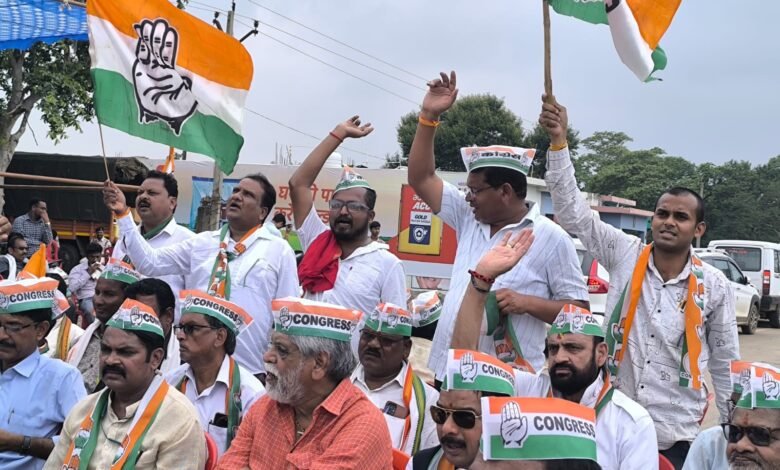 काग्रेसियों ने राट्रीय राज मार्ग जाम किया स्कूल वाहन एबुलेंस को दिया रास्ता भीगते पानी मे डटे रहे कॉग्रेसी काग्रेसियों ने राट्रीय राज मार्ग जाम किया स्कूल वाहन एबुलेंस को दिया रास्ता भीगते पानी मे डटे रहे कॉग्रेसी kshititech