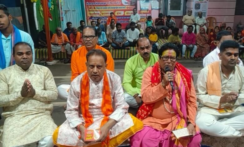 श्री सिद्ध हनुमान मंदिर के ११४ वीं महाआरती में पंडित कामेंद्र शास्त्री हुए शामिल श्री सिद्ध हनुमान मंदिर के ११४ वीं महाआरती में पंडित कामेंद्र शास्त्री हुए शामिल kshititech
