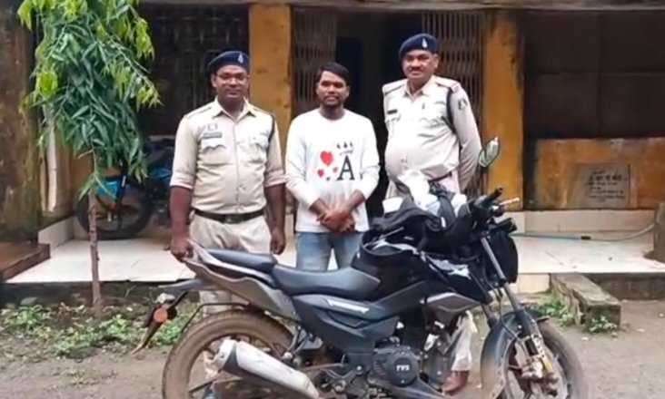 शराब का परिवहन करने वाले आरोपी को मालखरौदा पुलिस ने किया गिरफ्तार शराब का परिवहन करने वाले आरोपी को मालखरौदा पुलिस ने किया गिरफ्तार kshititech