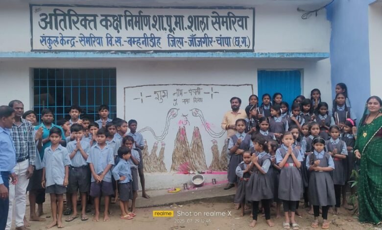 शासकीय पूर्व माध्यमिक शाला सेमरिया में स्कूल के दीवार पर गोबर से नागदेवता का चित्र बनाकर नाग पंचमी पर्व मनाया गया शासकीय पूर्व माध्यमिक शाला सेमरिया में स्कूल के दीवार पर गोबर से नागदेवता का चित्र बनाकर नाग पंचमी पर्व मनाया गया kshititech