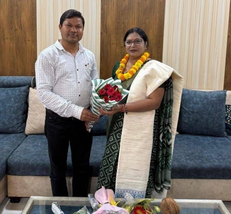 नए जिला शिक्षा अधिकारी से मिले छत्तीसगढ़ शिक्षक संघ के प्रांतीय मंत्री भुवनेश्वर देवांगन नए जिला शिक्षा अधिकारी से मिले छत्तीसगढ़ शिक्षक संघ के प्रांतीय मंत्री भुवनेश्वर देवांगन kshititech