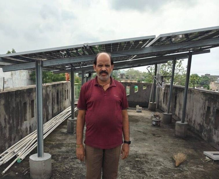 प्रधानमंत्री सूर्यघर मुफ्त बिजली योजना से अखराभांठा निवासी केवल राम ने लगवाए 3 किलोवाट के दो सोलर प्लांट प्रधानमंत्री सूर्यघर मुफ्त बिजली योजना से अखराभांठा निवासी केवल राम ने लगवाए 3 किलोवाट के दो सोलर प्लांट kshititech